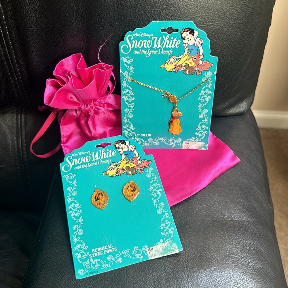 NWP Vintage Snow White AAI Snow White necklace and earrings.